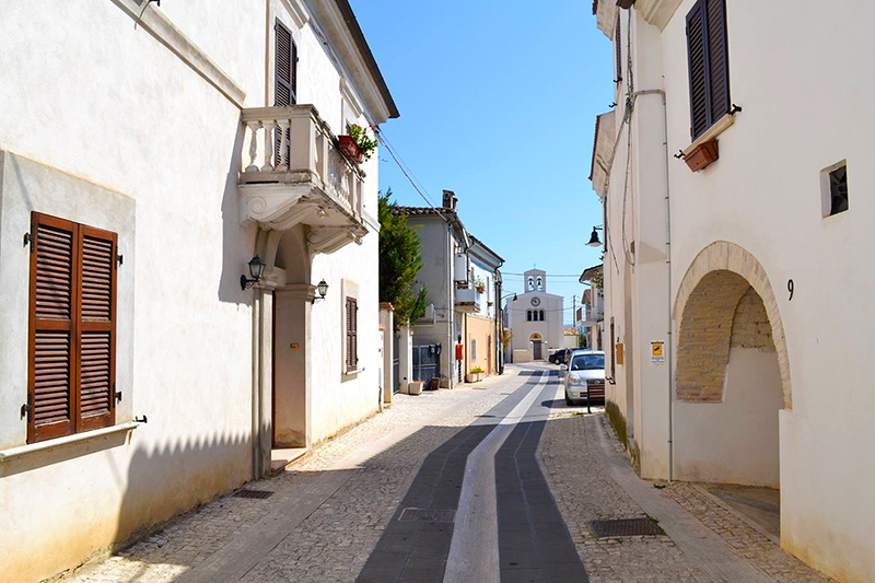 Villa Badessa e la chiesa di Santa Maria Assunta