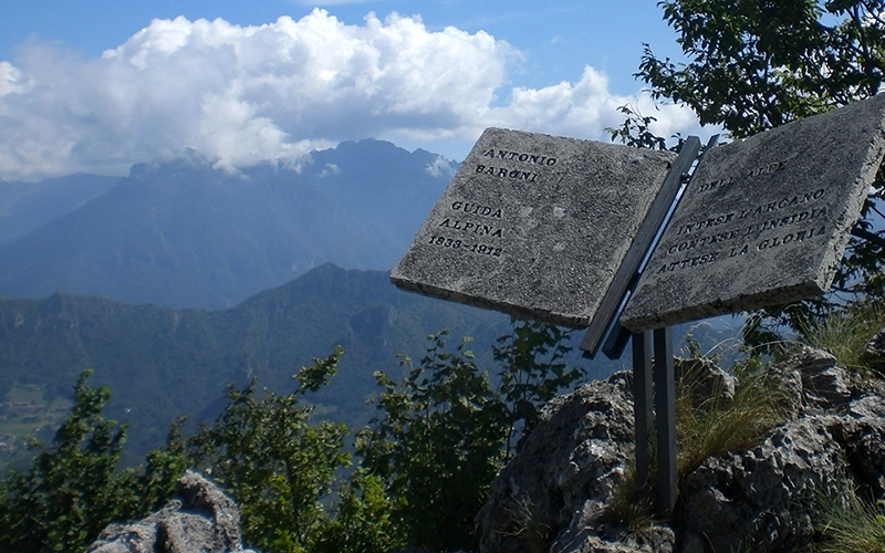Sulla vetta del Monte Zucco: monumento ad Antonio Baroni