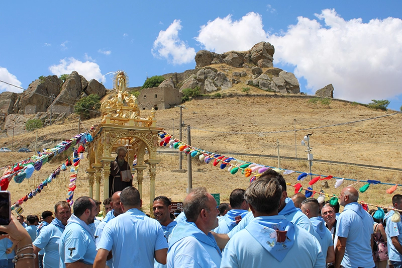 moment of the procession at the village entrance